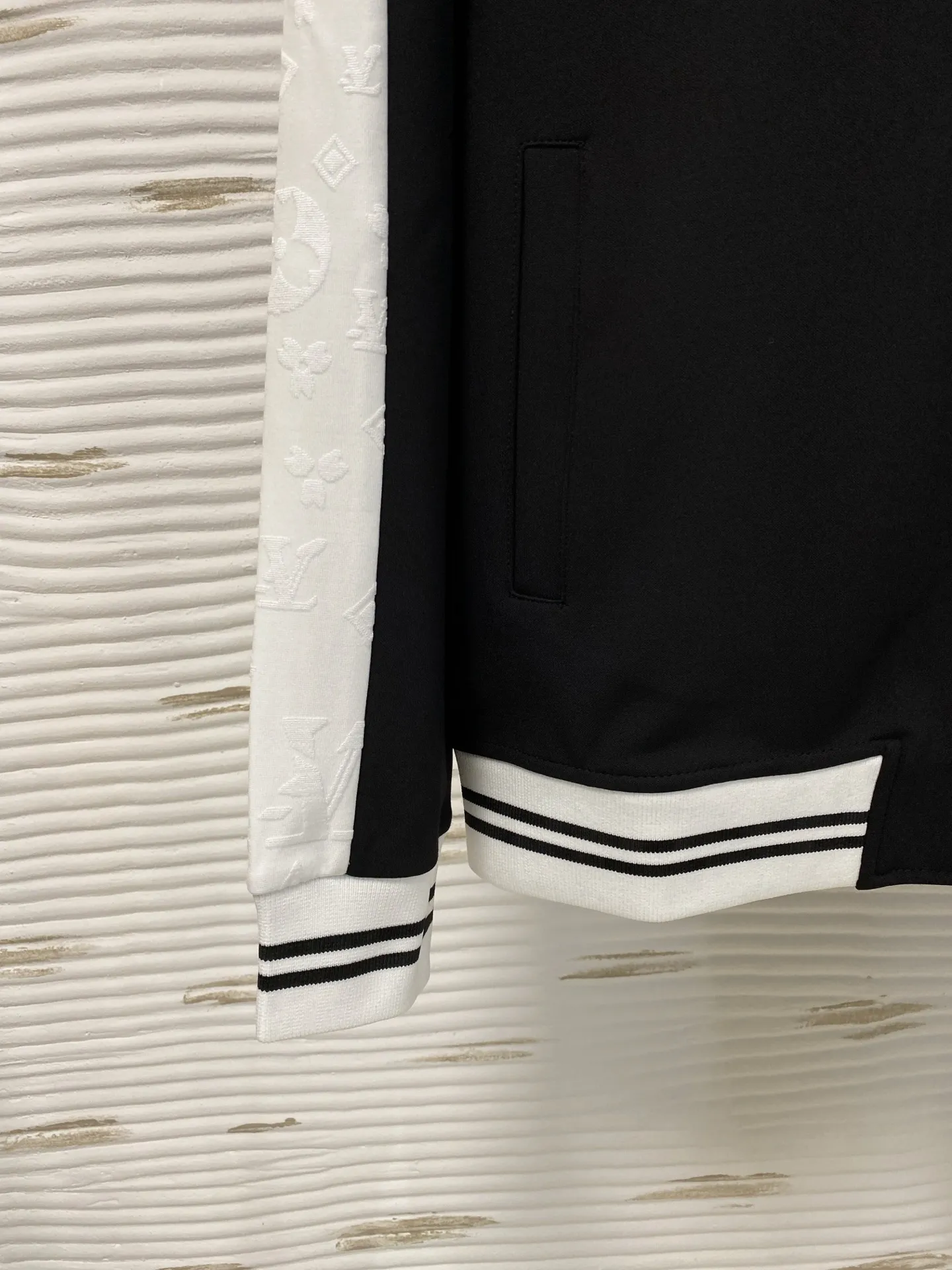 🅿️720 LV 2025 autumn and winter new counter, the same casual Tencel cotton fabric suit, breathable, comfortable and casual! Full of high-end feel! The details are exquisite and high-end, and the workmanship is impeccable! The original high-end fabric is very high-end! The fabric is crisp, anti-wrinkle and wear-resistant, warm, neat and stylish. Everyone must buy a set this autumn and winter. They must look cool and cool when wearing it. This is a model that we highly recommend! M-3XL